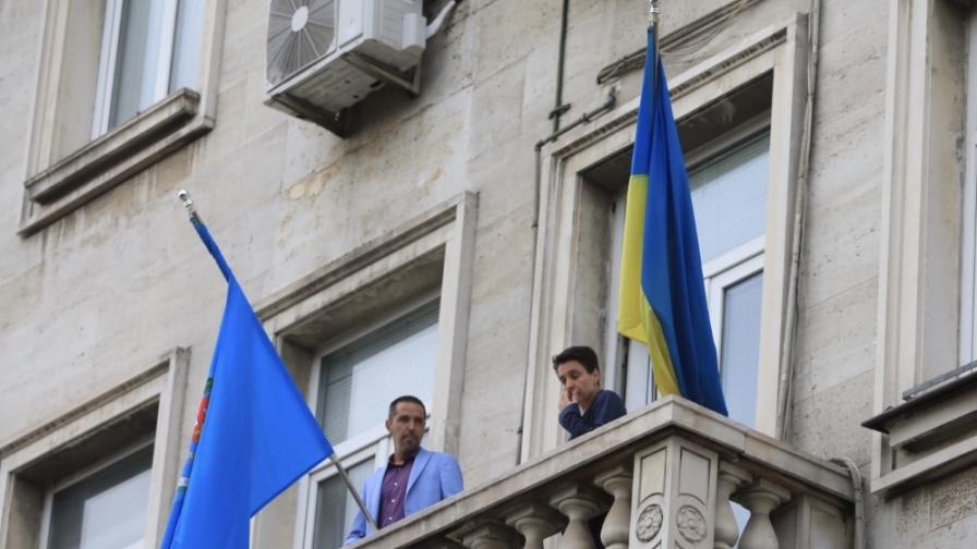 Опит за сваляне на украинското знаме от Столична община