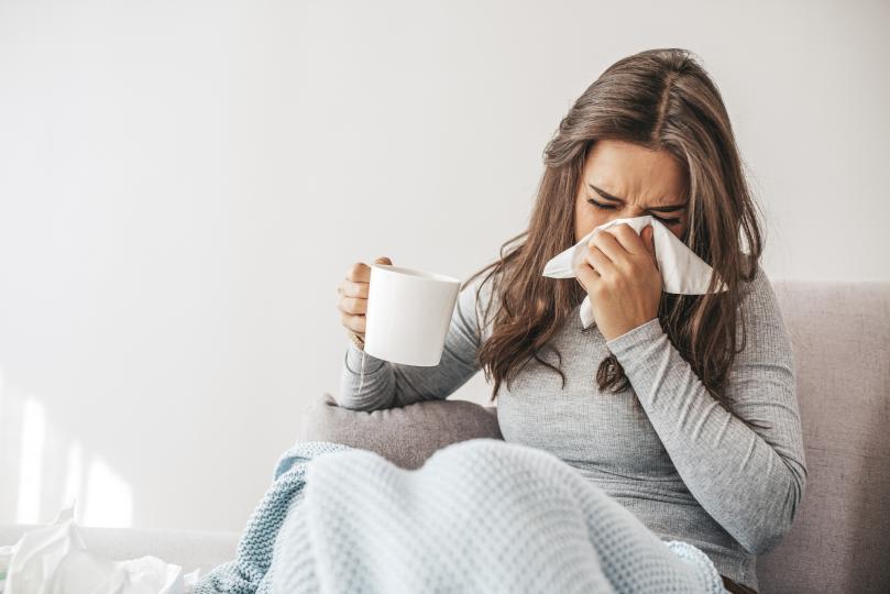 <p>Признаците на &bdquo;обикновената настинка&ldquo; са основно: запушен нос, хрема, кашлица, дращене в гърлото, отпадналост и главоболие. Може да се появи и лека температура. Обикновено оплакванията отшумяват в рамките на 2-5 дни.</p>
