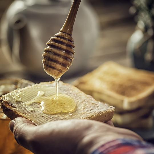 <p>9. Филия с масло и мед - Филия с масло и мед или масло и сладко спада към сладките закуски. Към сладкото може да се добави и малко натрошено сирене.</p>