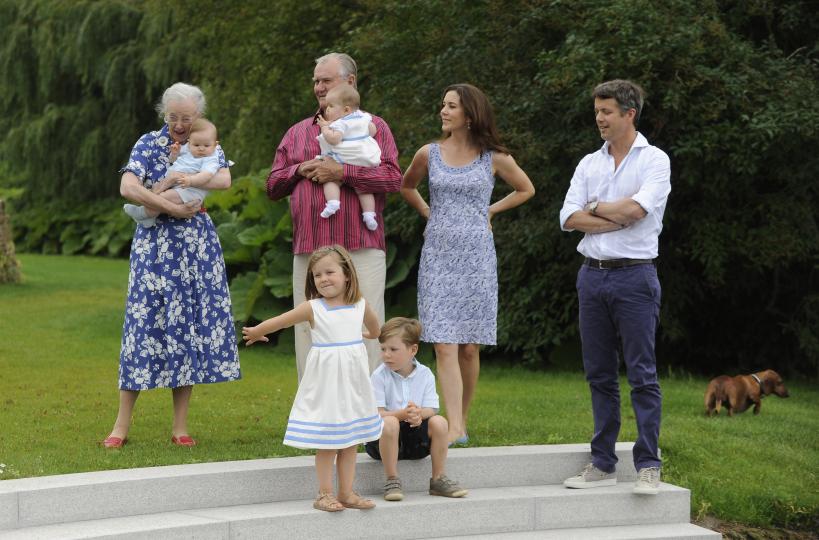 <p>2011 г.: с принц Хенрик, по-големия им син Фредерик, съпругата му Мери и децата им</p>