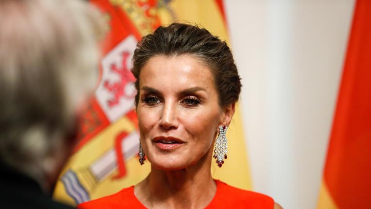  Испанската кралица в алено 