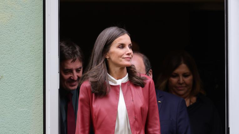  Испанската кралица в червен кожен костюм 