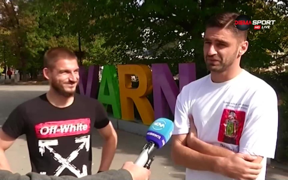 Футболистите Даниел Димов (Черно море) и Виктор Митев (Спартак Варна)