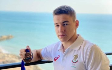 Българският национал по спортна гимнастика Теодор Трифонов дари бронзовия си