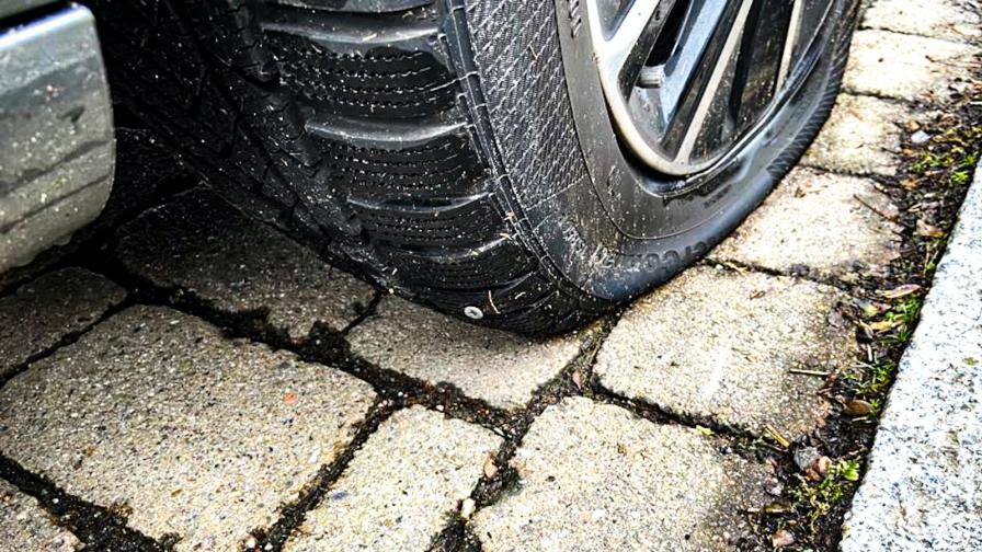 <p>11 автомобила осъмнаха с нарязани гуми в Пловдив</p>