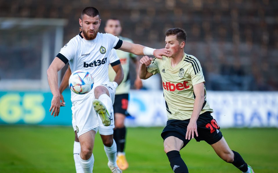 Отборите на Славия и ЦСКА 1948 играят при резултат 0:1