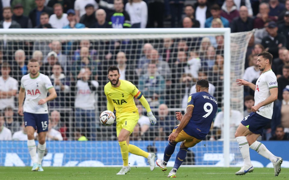 Отборите на Тотнъм и Нюкасъл играят при резултат 0:2 в сблъсък