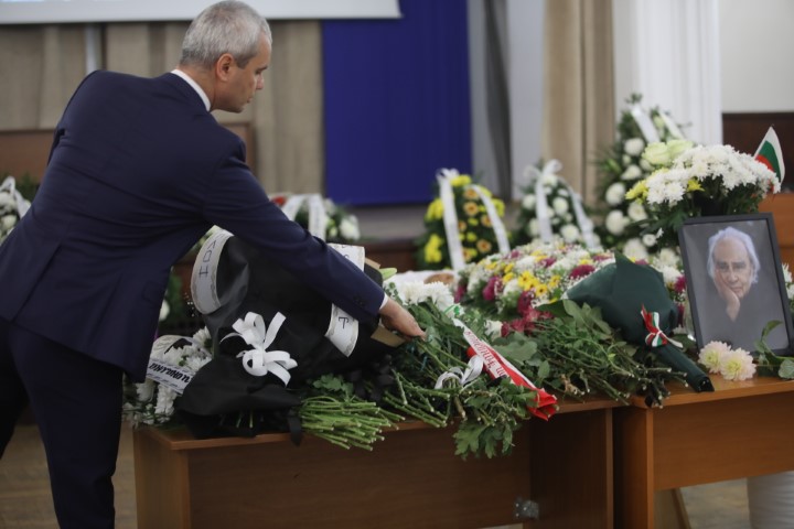 Последно сбогом с акад. Антон Дончев