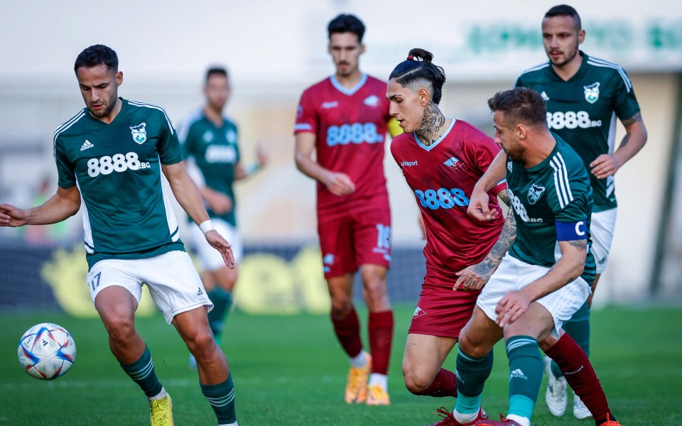 Феновете на Пирин Благоевград привикаха играчите на тима след кошмарната