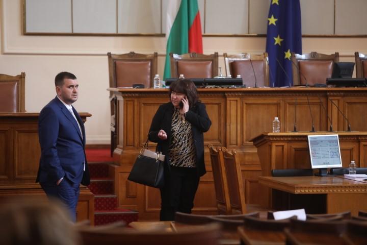 НС изслуша финансовия министър Росица Велкова