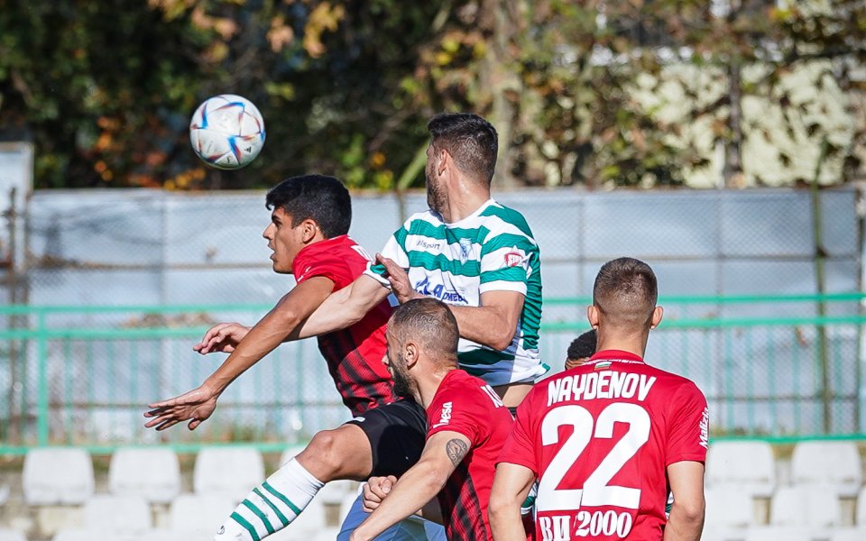 Черно море и Локомотив София играят при резултат 1:1 в
