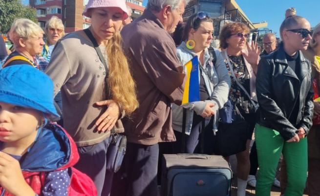 Украинци струпаха багажа си в центъра на Слънчев бряг (ВИДЕО)