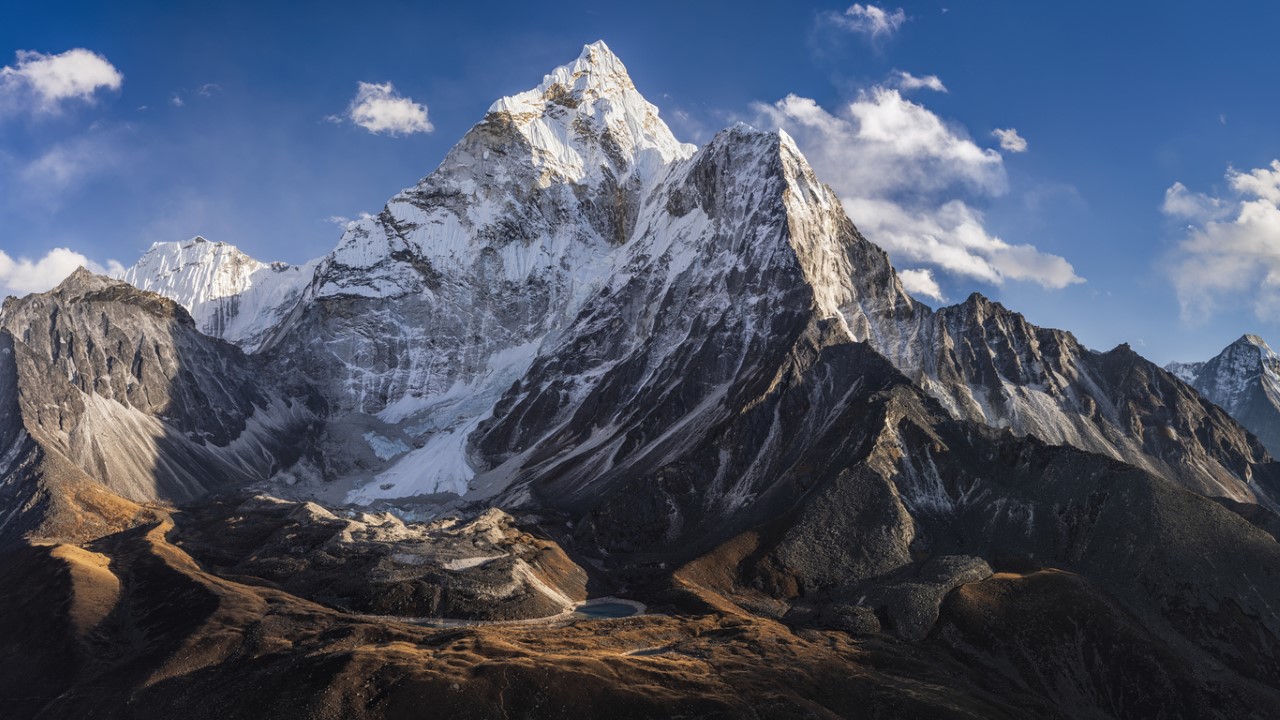 <p>Върховете, които са над 8000 метра, се намират във Високите Хималаи, от където идва и името на този дял на планинската верига</p>