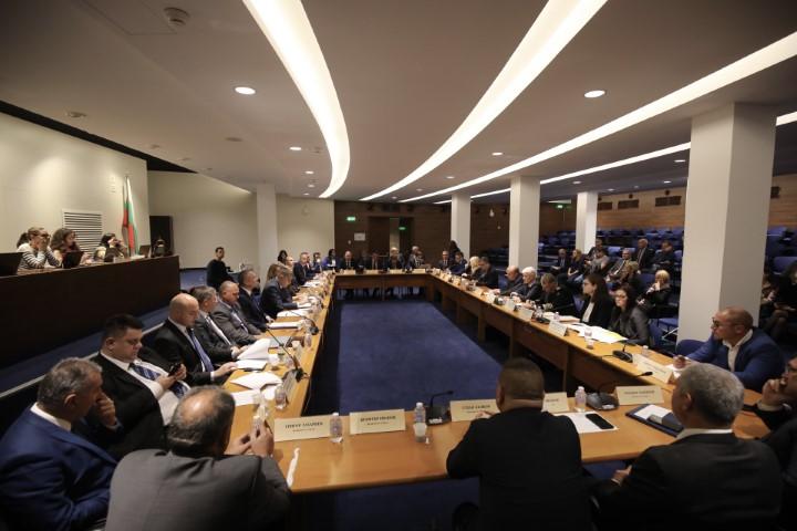 Депутатите обсъждат изпращането на военна помощ за Украйна