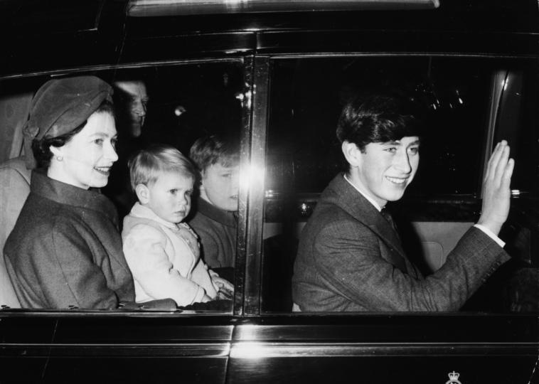 <p>На път към Сандрингам заедно с кралица Елизабет, принц Едуард в скута ѝ, принц Филип и принц Андрю - януари, 1966 г.</p>