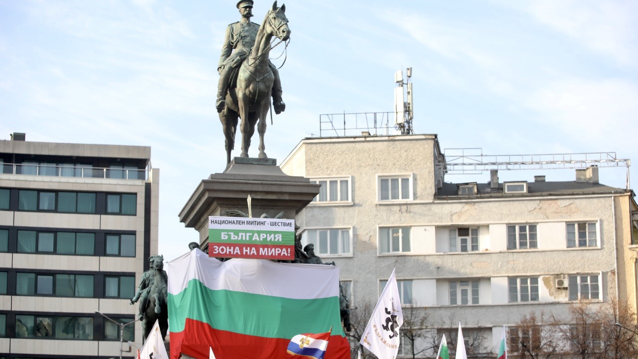 <p>&quot;Възраждане&quot; с протест пред Народното събрание срещу предложението България да предостави военна подкрепа на Украйна. Лозунгите на демонстрацията са &quot;НАТО вън&quot;, &quot;Не на войната&quot; и &quot;България - зона на мира&quot;.</p>