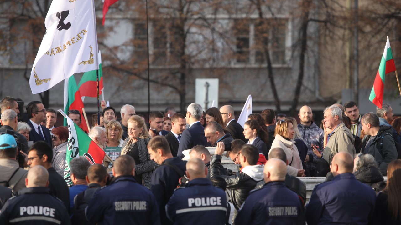 <p>&quot;Възраждане&quot; с протест пред Народното събрание срещу предложението България да предостави военна подкрепа на Украйна. Лозунгите на демонстрацията са &quot;НАТО вън&quot;, &quot;Не на войната&quot; и &quot;България - зона на мира&quot;.</p>