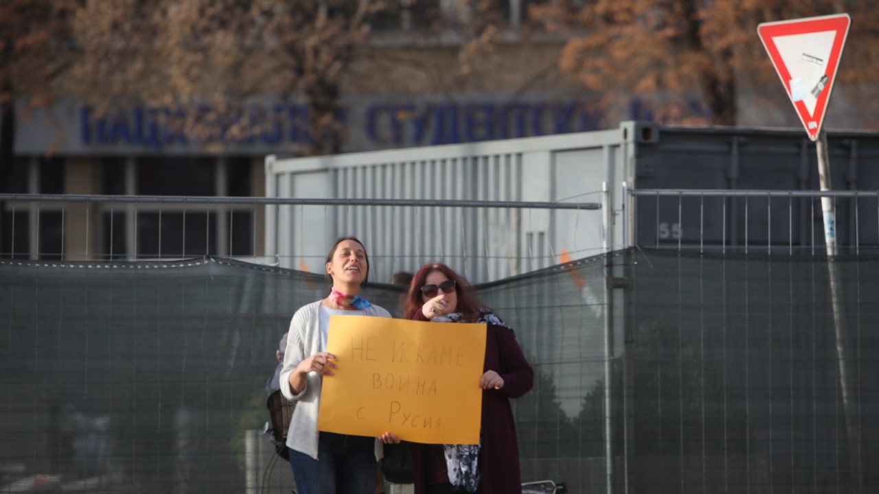 <p>&quot;Възраждане&quot; с протест пред Народното събрание срещу предложението България да предостави военна подкрепа на Украйна. Лозунгите на демонстрацията са &quot;НАТО вън&quot;, &quot;Не на войната&quot; и &quot;България - зона на мира&quot;.</p>