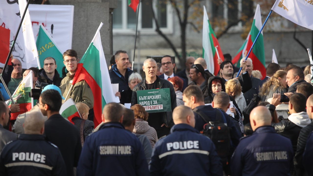 <p>&quot;Възраждане&quot; с протест пред Народното събрание срещу предложението България да предостави военна подкрепа на Украйна. Лозунгите на демонстрацията са &quot;НАТО вън&quot;, &quot;Не на войната&quot; и &quot;България - зона на мира&quot;.</p>