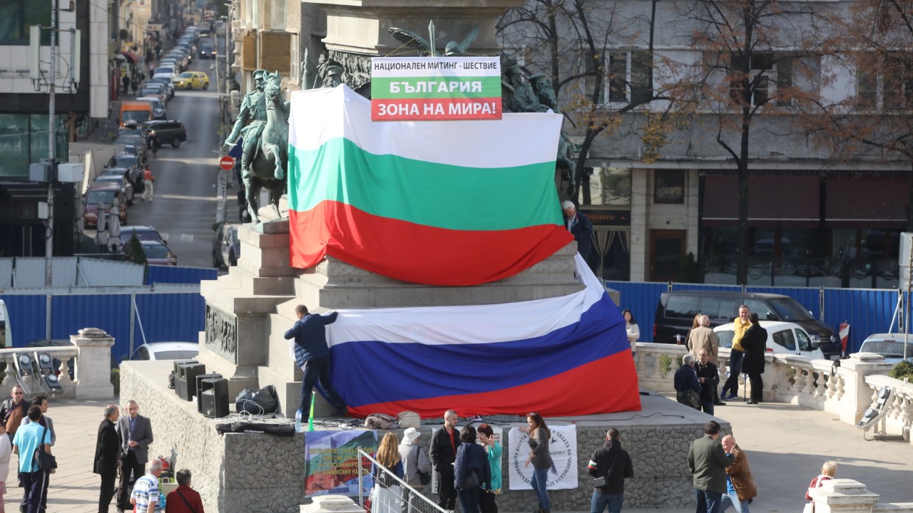 <p>Протестиращи&nbsp;разпънаха на паметника &quot;Цар Освободител&quot; и знаме на Русия под флага на България.</p>