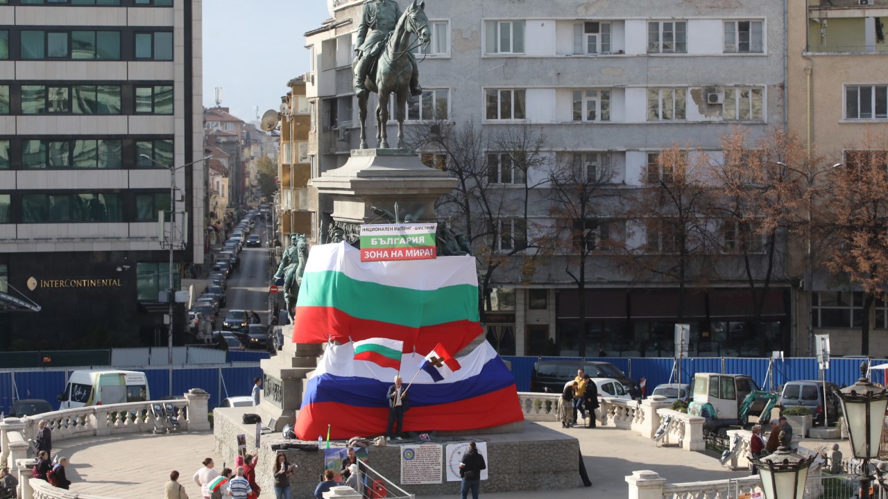 <p>Протестиращи&nbsp;разпънаха на паметника &quot;Цар Освободител&quot; и знаме на Русия под флага на България.</p>