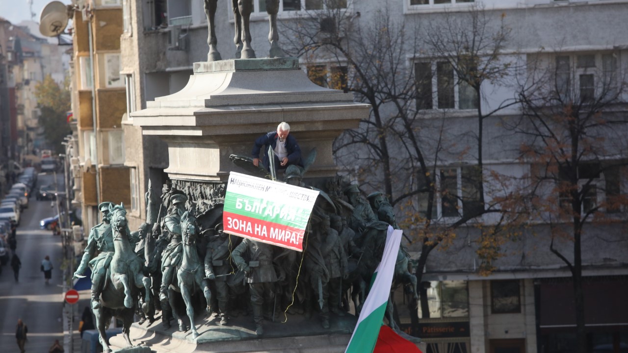 <p>Протестиращи&nbsp;разпънаха на паметника &quot;Цар Освободител&quot; и знаме на Русия под флага на България.</p>