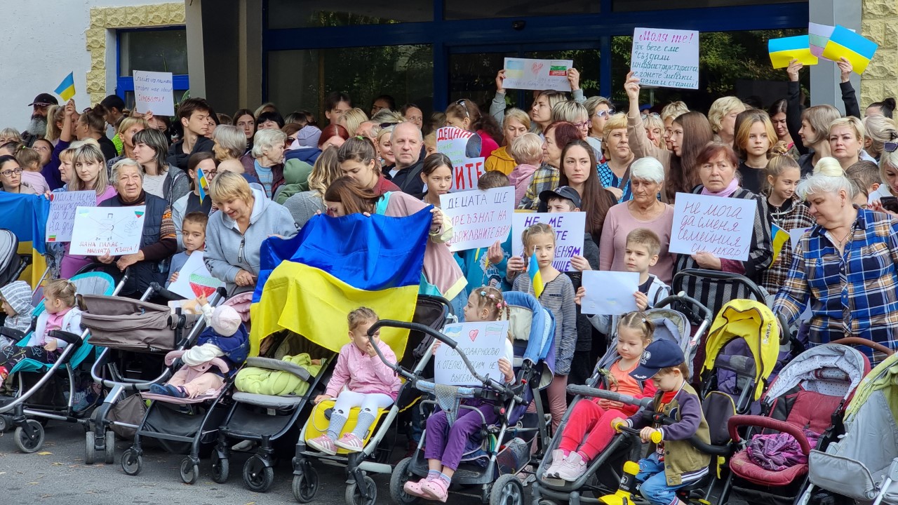 <p>Украински бежанци, настанени в хотели в курорта &ldquo;Златни пясъци&ldquo;, излязоха на протест срещу неяснотата за бъдещето им и преместването им в държавни бази. Недоволните бяха предимно жени и деца, които издигнаха плакати да не бъдат гонени, &bdquo;Не ме карайте да сменям училище&ldquo;, &bdquo;Не мога да сменя семейния лекар&ldquo;, &bdquo;Дана Палас &ndash; нашата къща&ldquo; и др.</p>