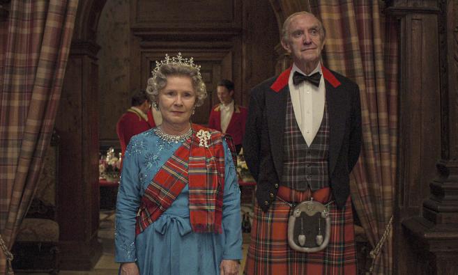 Имелда Стонтън и Джонатан Прайс като кралица Елизабет Втора и принц Филип в "Короната"