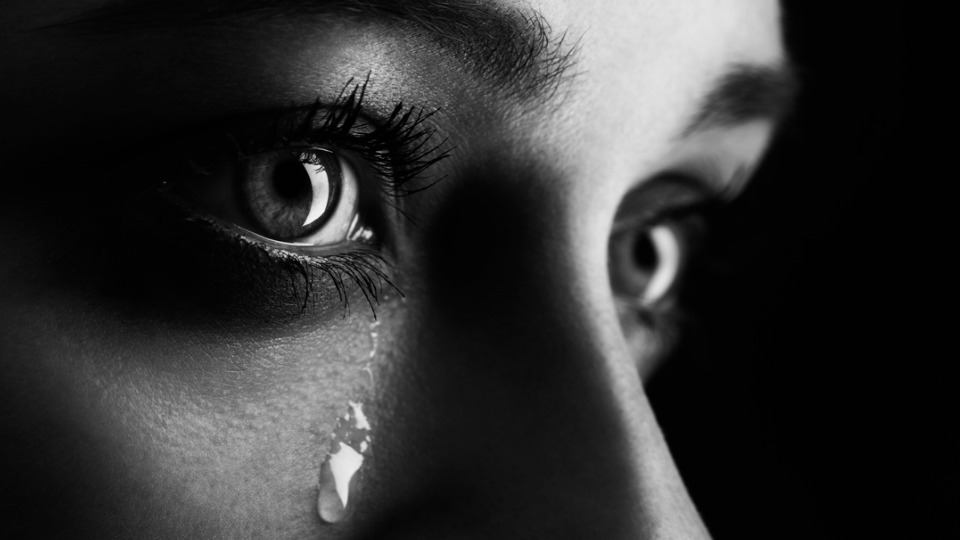 жена тъга сълзи плач очи