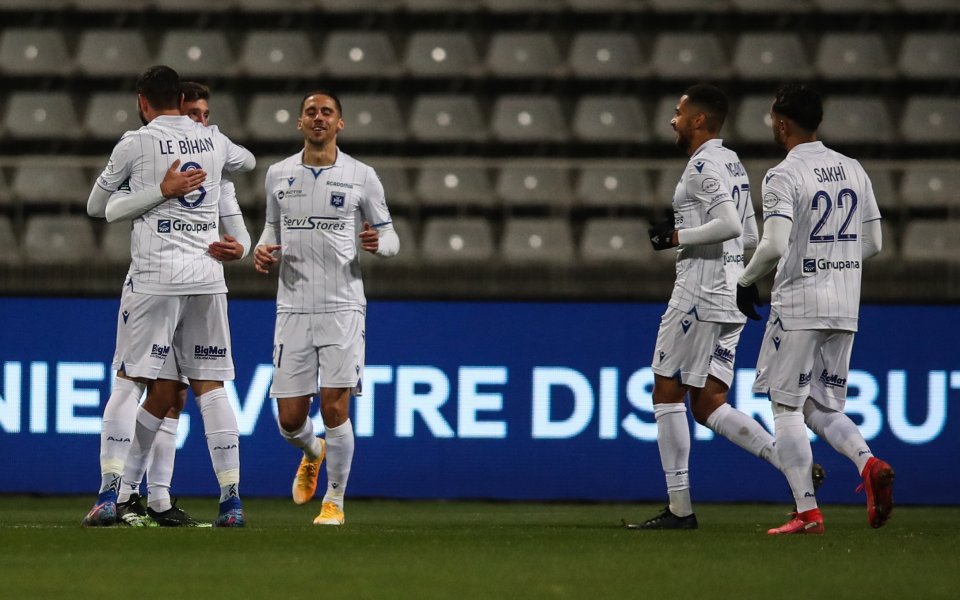 Отборът на Оксер успя да спечели точка при визитата си