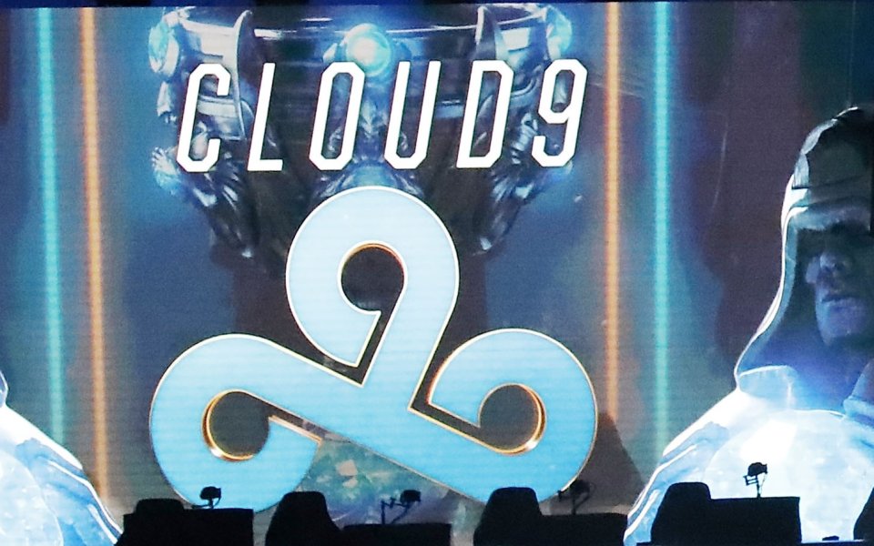 Китайци се оказаха сериозна хапка за Cloud9 на Worlds