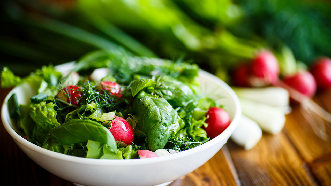 Протеинова бомба за тънка талия: Фитнес салатата, която засища без излишни калории