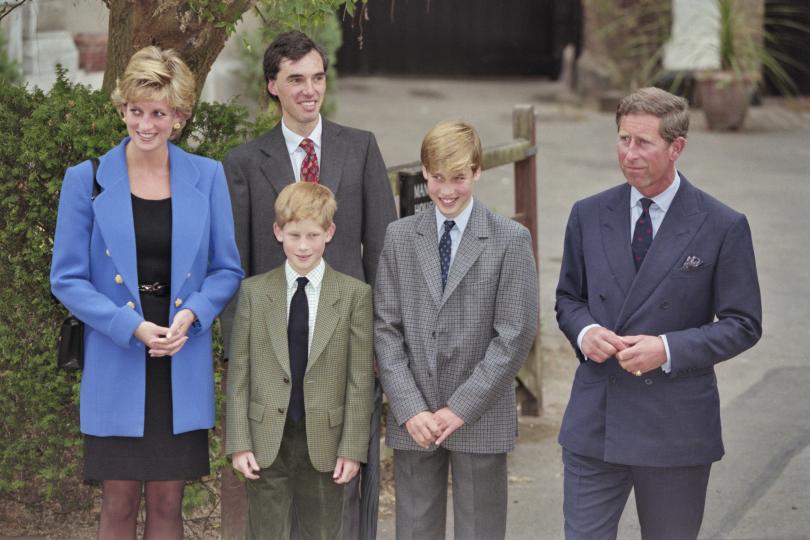 <p>С принц Уилям и принц Хари на първия учебен ден, 1995 г.</p>