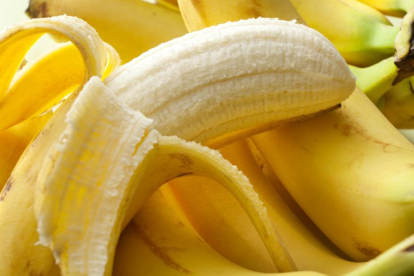 <p><strong>Банани</strong></p>

<p>Пазете ги неувити в нищо, извън хладилника за три дена, след като са вече узрели.</p>
