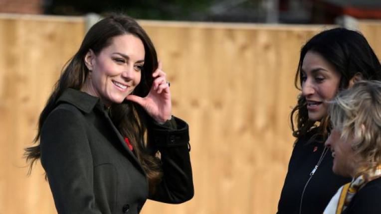  Кейт Мидълтън с монохромен тоалет във военно зелено 