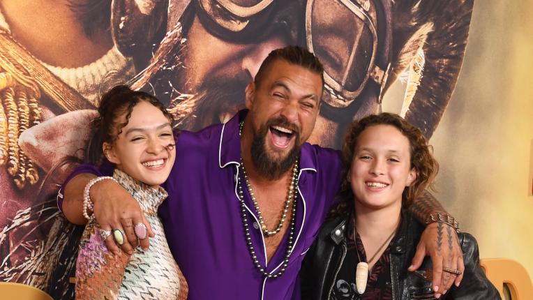  Джейсън Момоа с най-шантавата си визия на аления килим до момента 