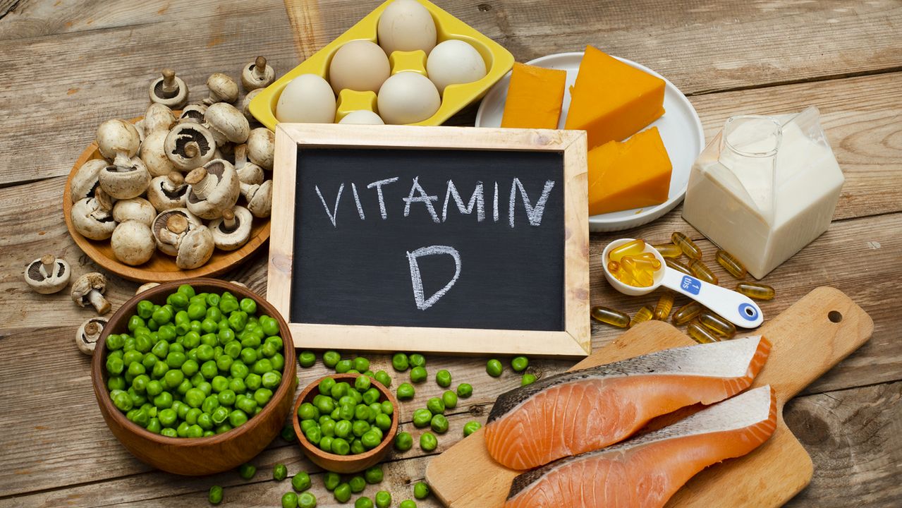<p><strong>Витамин D</strong></p>

<p>Витамин D може да се синтезира от излагане на слънчева светлина.&nbsp;Намира се и в някои храни като мазна риба или&nbsp;яйца,&nbsp;въпреки че осигуреното от тях количество е ниско и усвояването им не винаги е оптимално. Витамин D участва в много задачи в човешкото тяло.&nbsp;Освен всичко друго, той е влияе на възпаленията, което може да намали риска от развитие на хронични и сложни патологии. Дефицитът на хранителни вещества може да причини проблеми със съня, намалявайки количеството и качеството на съня.</p>