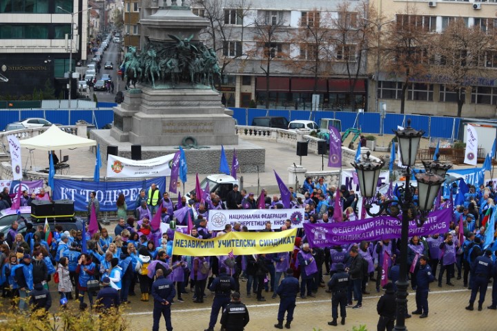 <p>Синдикатите излязоха на протест пред Народното събрание</p>