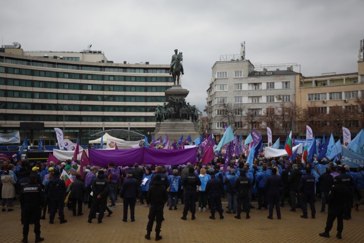 <p>Синдикатите на протест пред Народното събрание</p>