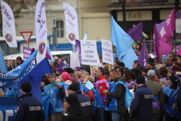 <p>Синдикатите на протест пред Народното събрание</p>