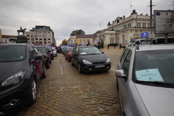 <p>Синдикатите на протест пред Народното събрание</p>