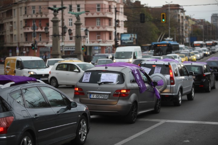 На протестно автошествие потеглиха синдикатите след митинга пред парламента