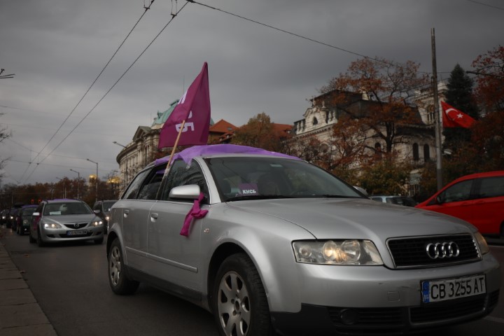 На протестно автошествие потеглиха синдикатите след митинга пред парламента