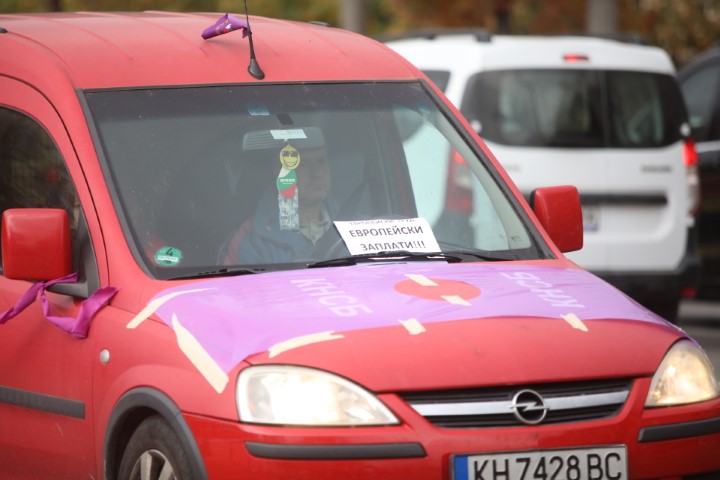 На протестно автошествие потеглиха синдикатите след митинга пред парламента