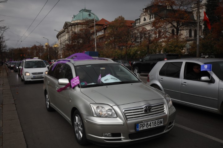 На протестно автошествие потеглиха синдикатите след митинга пред парламента