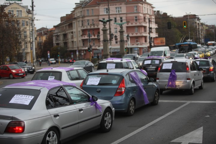 На протестно автошествие потеглиха синдикатите след митинга пред парламента