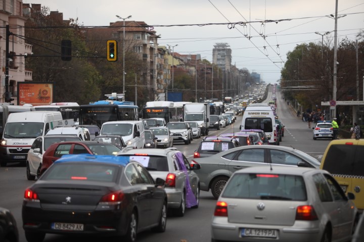 На протестно автошествие потеглиха синдикатите след митинга пред парламента