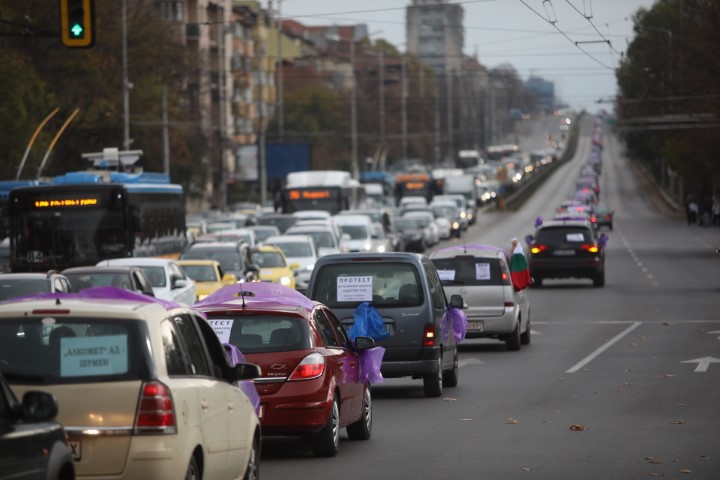 На протестно автошествие потеглиха синдикатите след митинга пред парламента