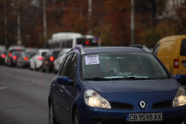 На протестно автошествие потеглиха синдикатите след митинга пред парламента