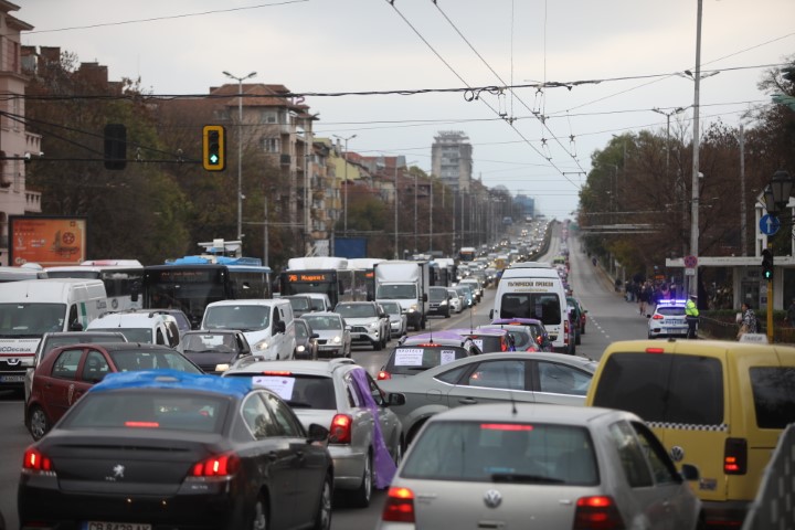 На протестно автошествие потеглиха синдикатите след митинга пред парламента